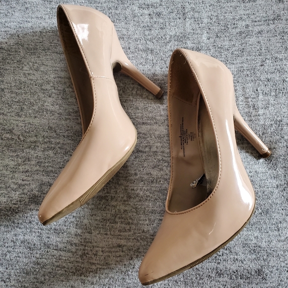 Nude Closed Pointed-Toe Heels - Picture 5 of 5